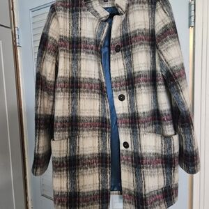Winter coat 55% wool 48% polyester. Snap buttons.  Plaid colors